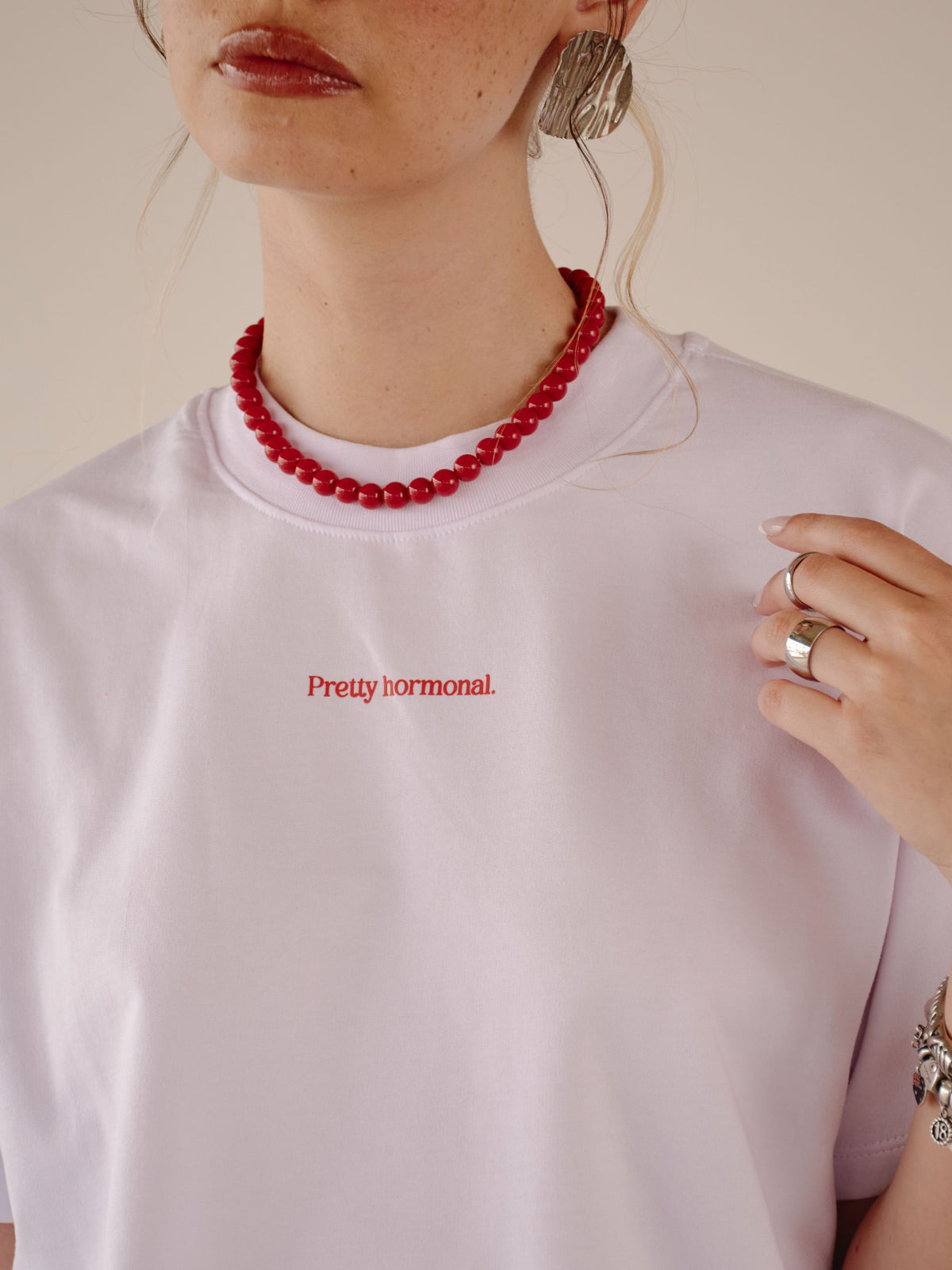 soften camiseta "pretty hormonal"